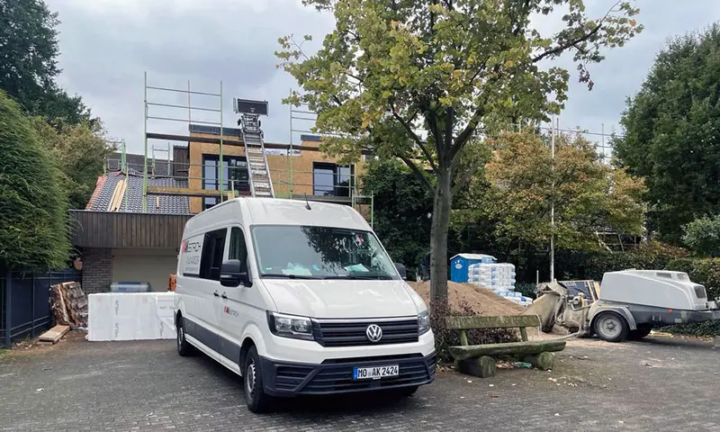 Firmenfahrzeug von AK-Estrich vor einer Baustelle