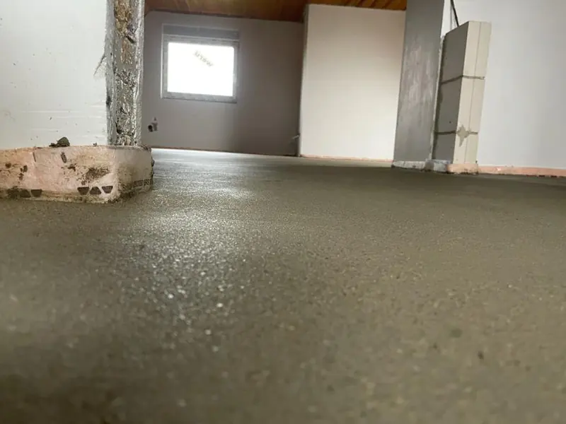 Fertig abgezogener Estrich in einem Raum