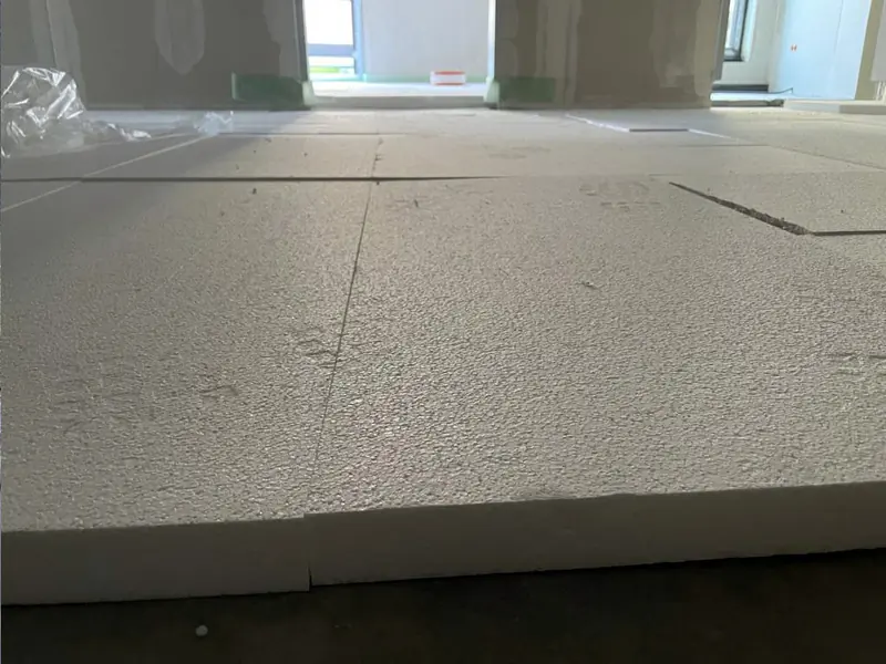 Verlegte Dämmplatten im Rohbau