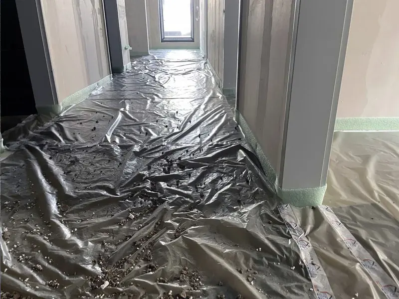 Mit Folie abgedeckte Dämmschicht in einem Flur