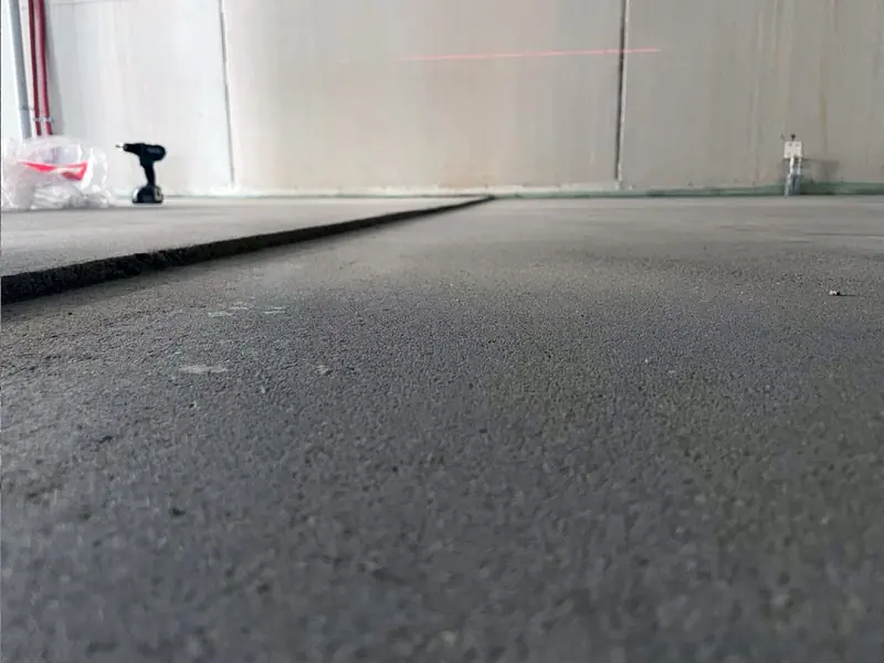Estrichfläche mit Randanschluss an die Wand