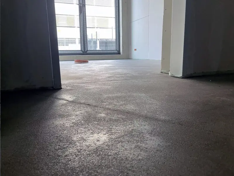 Fertig eingebrachter schwimmender Estrich vor einem Fenster
