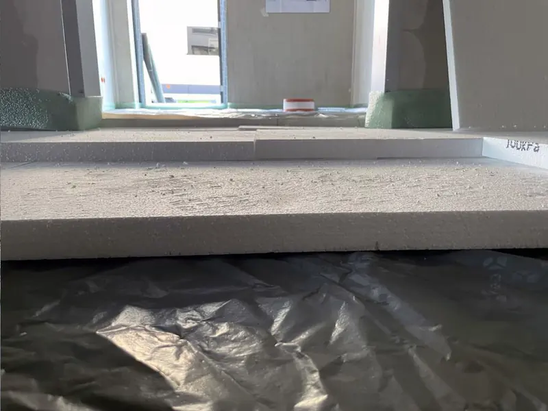 Dämmplatten und Abdeckfolie an der Raumkante