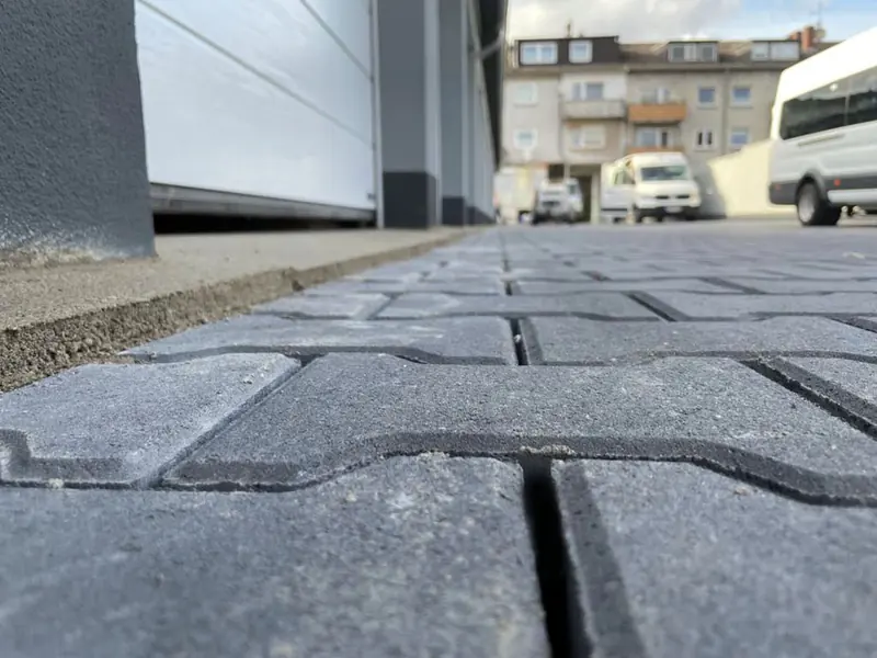 Pflasterfläche an der Garage in Nahaufnahme